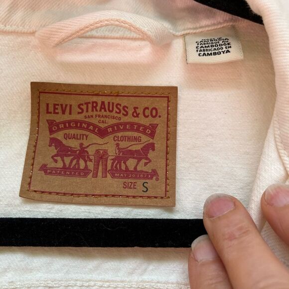 Levi’s ivory jean jacket. Chest and side pockets, logo, Small - Picture 6 of 9